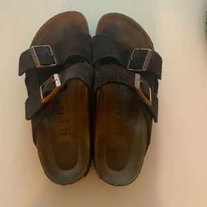 Gently loved Birks! Great condition, dark brown, size 6.